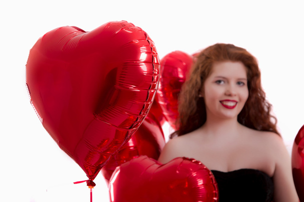 menina feliz entre balões vermelhos
 - Foto, Imagem