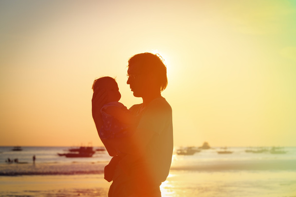 Otec a malá dcera siluety na pláži - Fotografie, Obrázek
