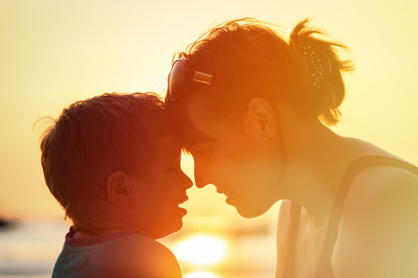 mãe e filho na praia do pôr do sol
 - Foto, Imagem