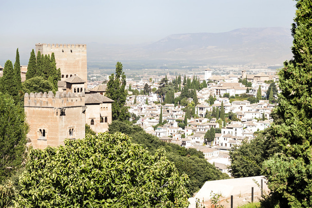 Torre dell'Alhambra e quartiere albaycin visto dalla Alhambra in
  - Foto, immagini