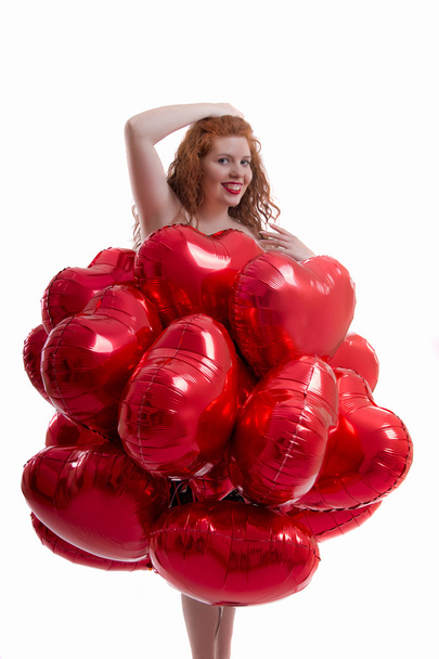 Happy νεαρό κορίτσι με πολλές κόκκινες μπαλόνια - Φωτογραφία, εικόνα