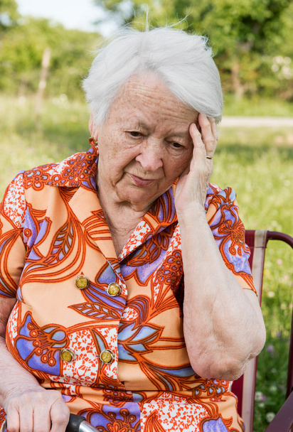 Mujer vieja triste cansada
 - Foto, imagen
