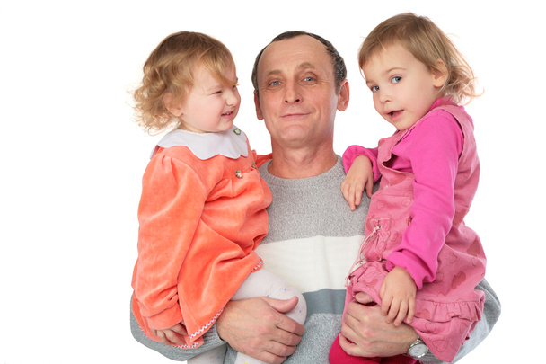il nonno tiene due nipoti su mani
 - Foto, immagini