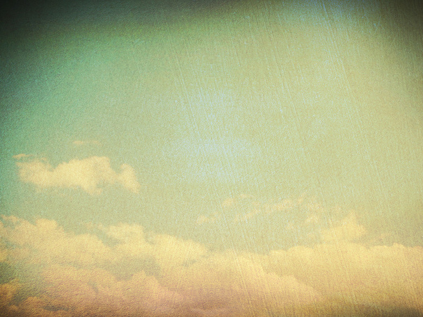 chmury w błękitne niebo w stylu retro. - Zdjęcie, obraz