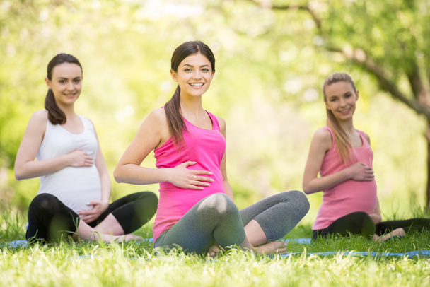 Pregnant fitness - Valokuva, kuva