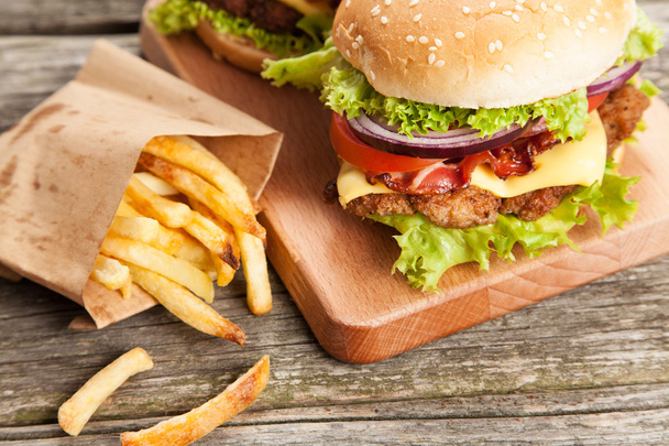 Heerlijk hamburger en friet - Foto, afbeelding