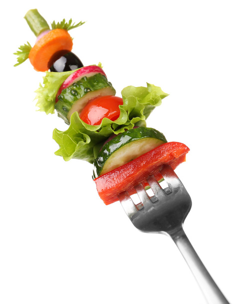 verschillende groenten op vork geïsoleerd op wit - Foto, afbeelding