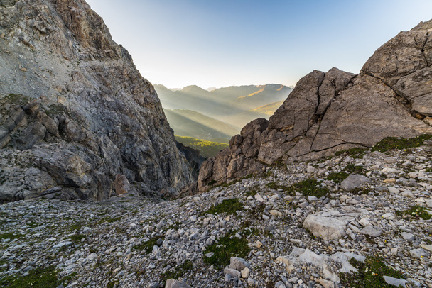 Poslední sluneční paprsky na alpské údolí - Fotografie, Obrázek
