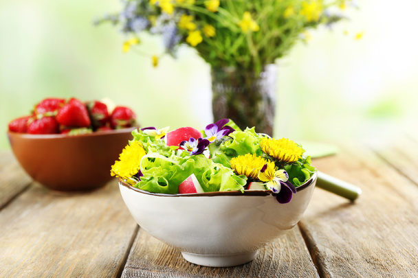 Light organic salad with flowers, close up - Foto, Imagen