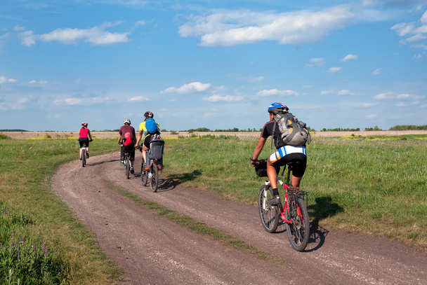 Skupina turistů horském kole na polní cestě.  - Fotografie, Obrázek