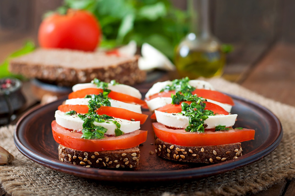Sandwiches mit Mozzarella, Tomaten - Foto, Bild