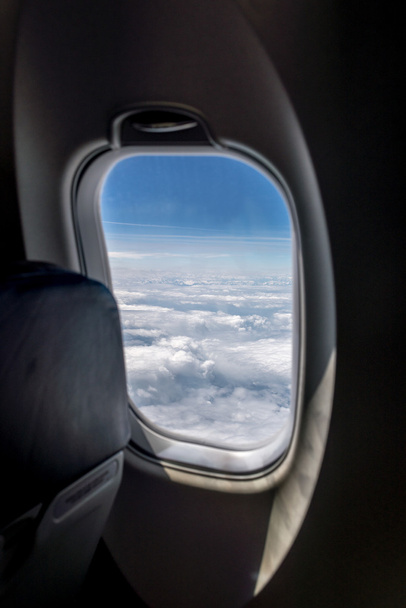 Окно коммерческого самолета, летящего высоко
 - Фото, изображение