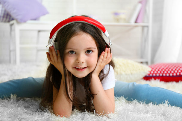 girl listening to music - Valokuva, kuva