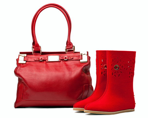 Пара красных войлочных сапог и кожаная сумка, с дорожкой
 - Фото, изображение
