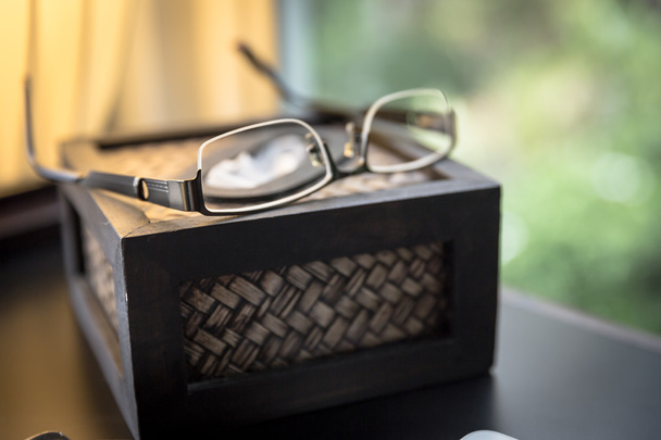сучасні окуляри на тканинній коробці
 - Фото, зображення