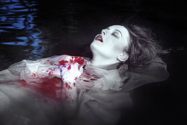 Jovem bela mulher afogada em vestido sangrento
  - Foto, Imagem