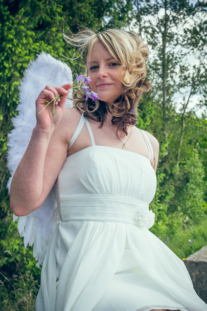 Ангел жінка з квіткою - Фото, зображення