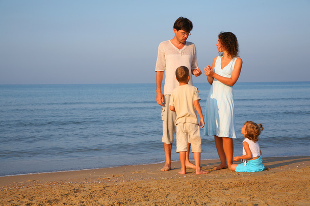 rodzice z dziećmi, stojący na skraju morza - Zdjęcie, obraz