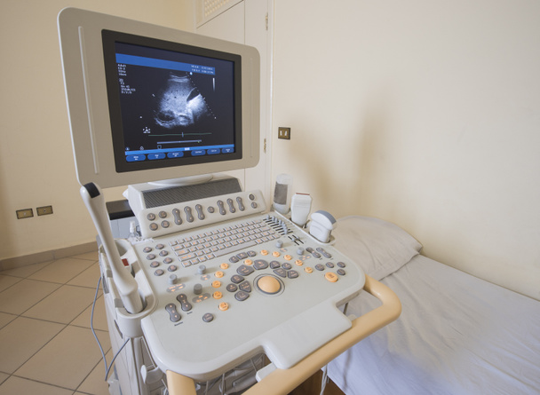 Обследовательская кровать и ультразвуковой сканер
 - Фото, изображение