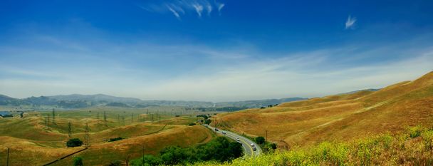 Hills w Kalifornii - droga Vallecitos w kierunku San Francisco Bay  - Zdjęcie, obraz