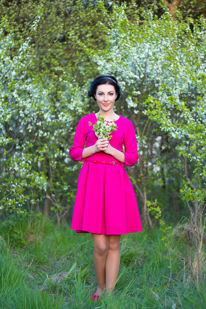heureuse belle femme rêveuse robe rose marche au printemps che - Photo, image