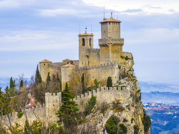 Замок Сан-Марино на холме
 - Фото, изображение