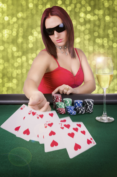 vrouw spelen van poker - Foto, afbeelding