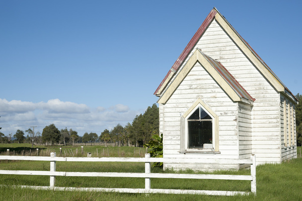 kleine witte kerk - Foto, afbeelding