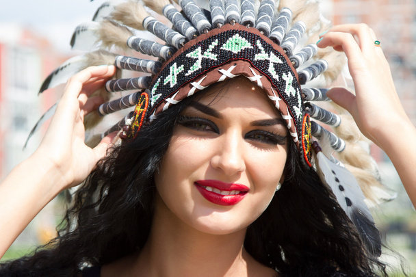 Mulher caucasiana em tradicionais índios de cobertura para a cabeça
 - Foto, Imagem
