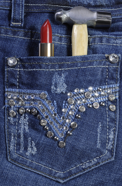 Trabajadora tejanos azules con decoración de diamantes de imitación
  - Foto, imagen