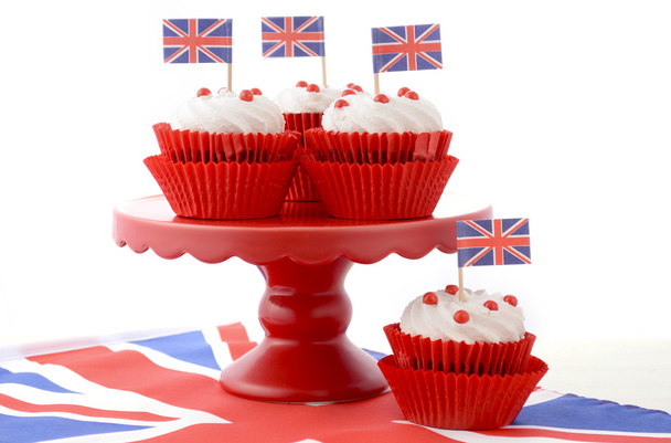 ユニオン ジャックの旗とイギリスのカップケーキ - 写真・画像