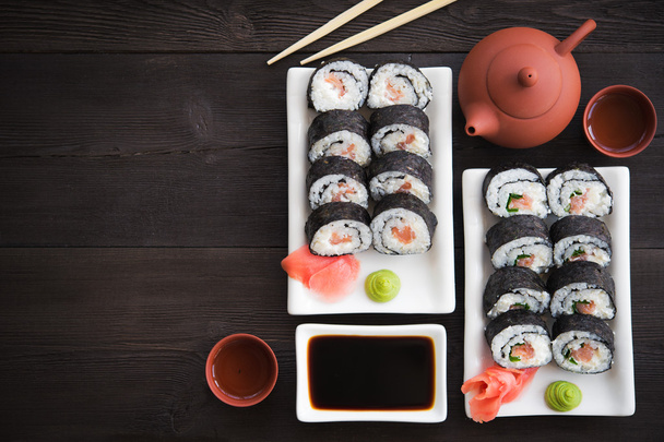 Rouleaux de sushi au saumon et cérémonie du thé - Photo, image