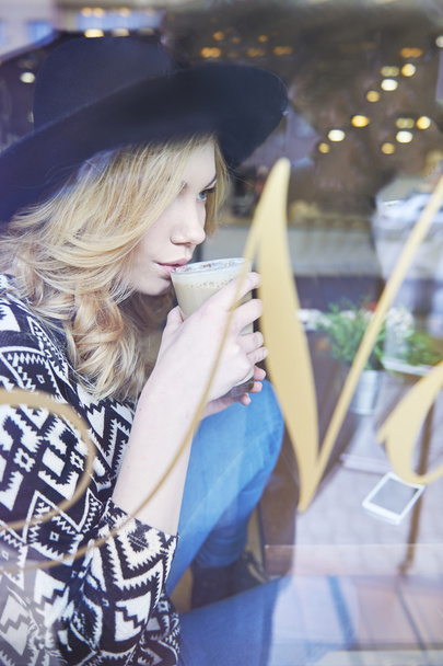 meisje koffie drinken in café. - Foto, afbeelding