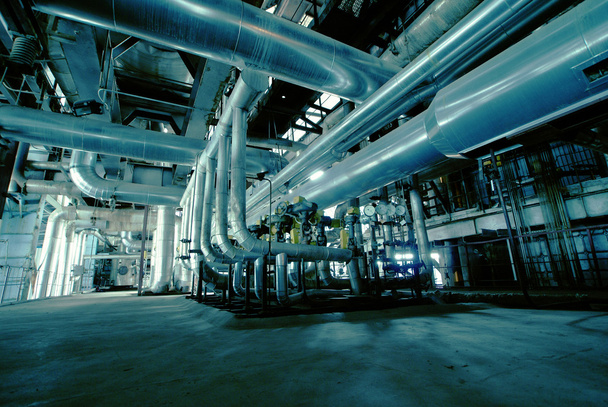 zona industrial, tuberías y válvulas de acero - Foto, imagen