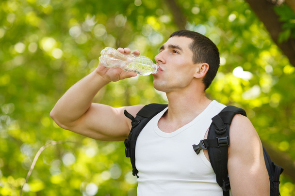 Mann trinkt Wasser aus Flasche - Foto, Bild