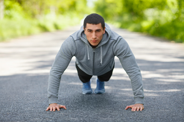 fitness ember gyakorlása során push up - Fotó, kép