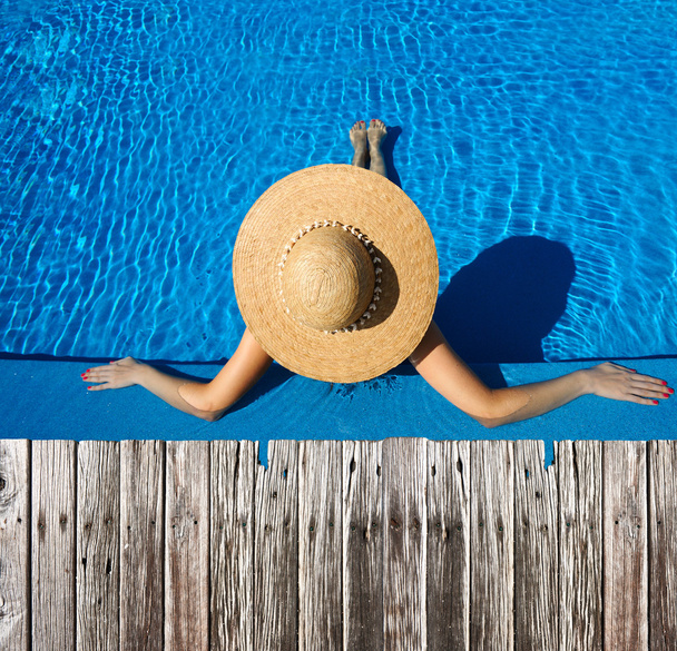 Femme en chapeau au bord de la piscine
 - Photo, image