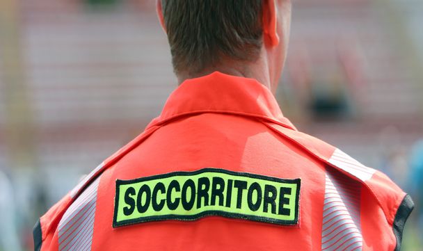 italienischer Arzt mit orangefarbener Uniform im Stadion - Foto, Bild