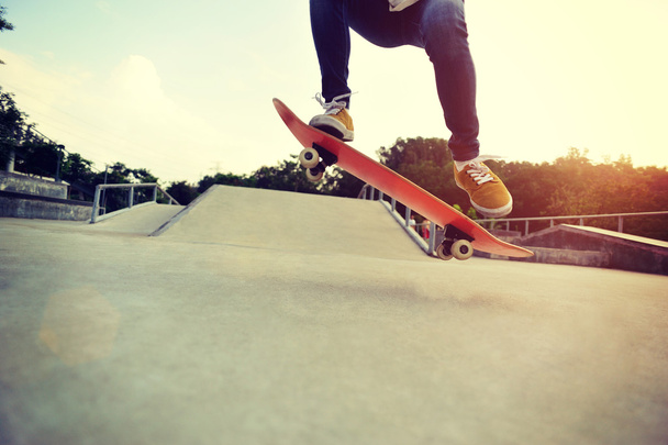 skateboarder legs skateboarding - Foto, Imagen