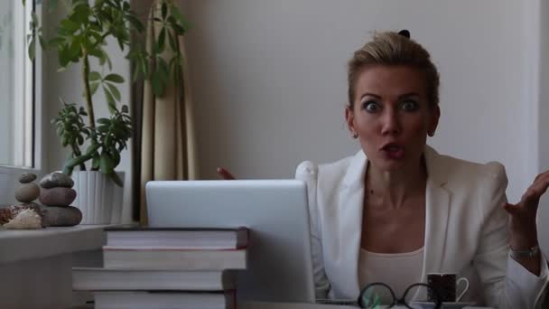Mujer de negocios nerviosa gritando fuerte
 - Metraje, vídeo
