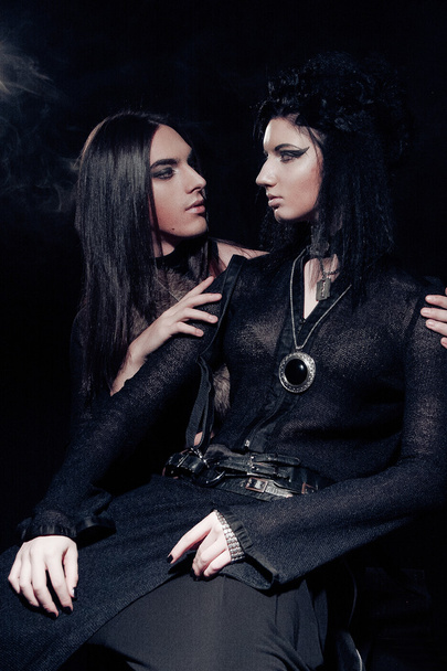 Romantic portrait of young gothic couple - Foto, afbeelding