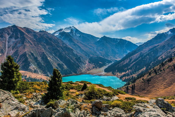 großer Almaty-See in Kasachstan - Foto, Bild
