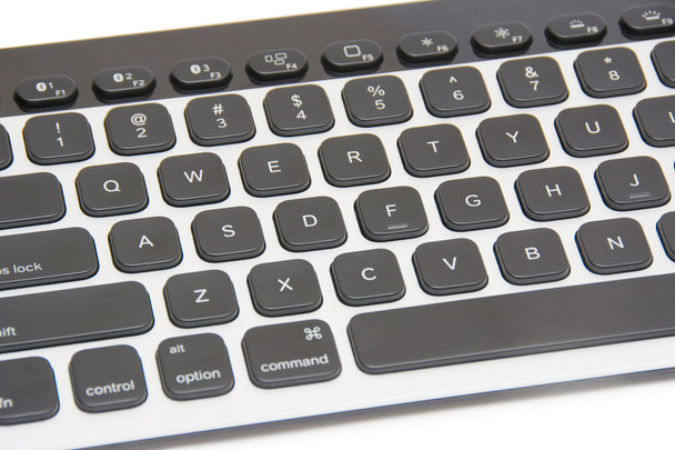 Современная алюминиевая клавиатура на белом фоне - Фото, изображение