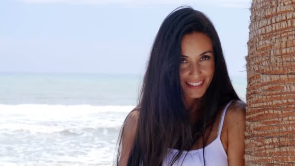 χαμογελαστή γυναίκα στην παραλία - Πλάνα, βίντεο