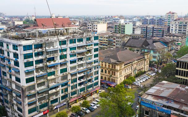 Πολλά παλαιά κτήρια στο κέντρο της Γιανγκόν - Φωτογραφία, εικόνα