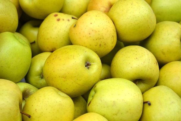 Manzanas verdes sabrosas enteras en el mercado
 - Foto, Imagen