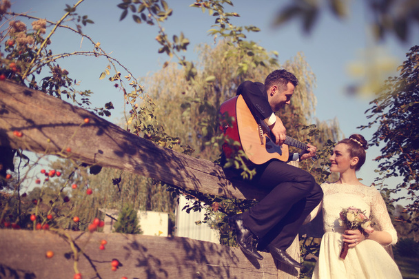 Groom singing for bride - Foto, Bild