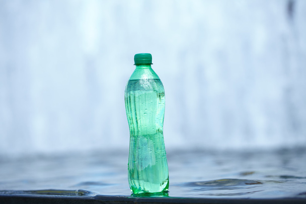zöld palack víz - Fotó, kép