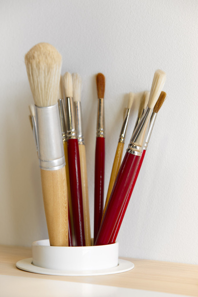 Paintbruhes ahşap bir masa üzerinde farklı türde - Fotoğraf, Görsel