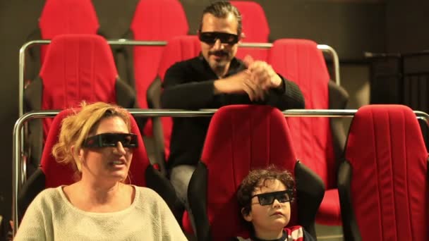 ευτυχισμένη οικογένεια βλέποντας 3d - 5d κινηματογράφος στον κινηματογράφο - Πλάνα, βίντεο